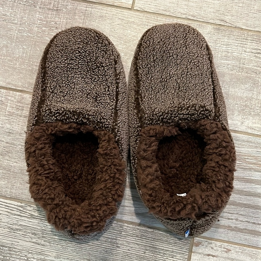 Men’s Snoozies slippers. Like new. Size small.